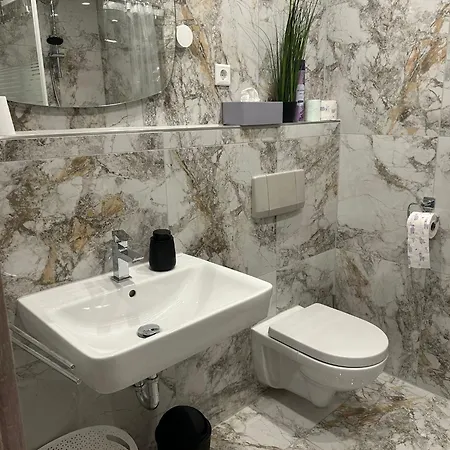 Ayna 2, Direkt An Der Schweizer Grenze