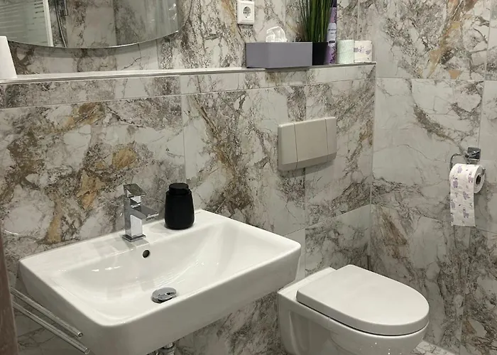 Ayna 2, Direkt An Der Schweizer Grenze